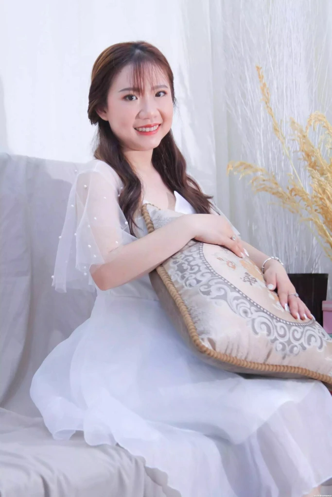 Lili Profile image 1